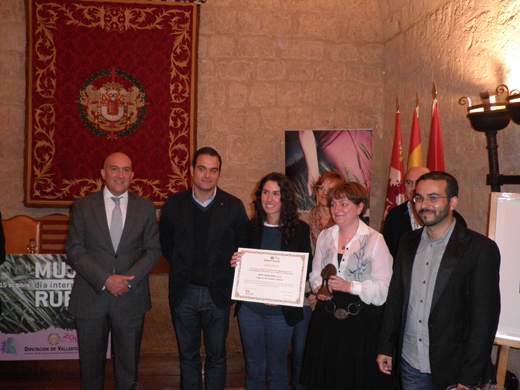 El presidente de la Diputación de Valladolid, Jesús Julio Carnero García hace entrega a Loreto, Eva y Felipe, del Premio “Igualdad de oportunidades entre mujeres y hombres en el ámbito empresarial” a los componewntes de la empresa medinense Aster Magonia S.L.L.